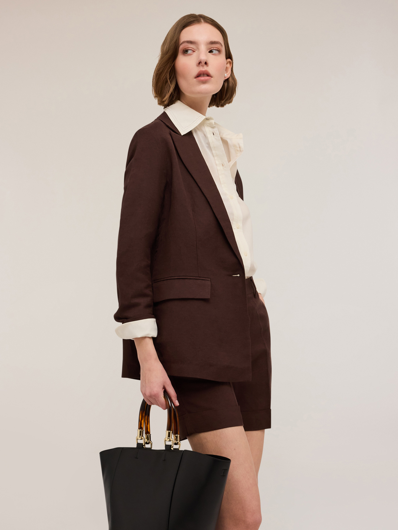 Blazer de botonadura simple con martingala image number 0