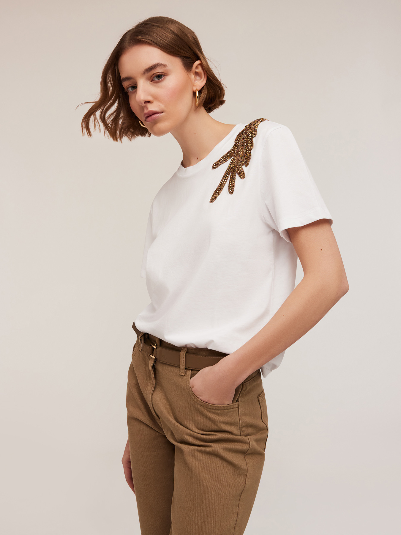 T-shirt con patch ricamato image number 0