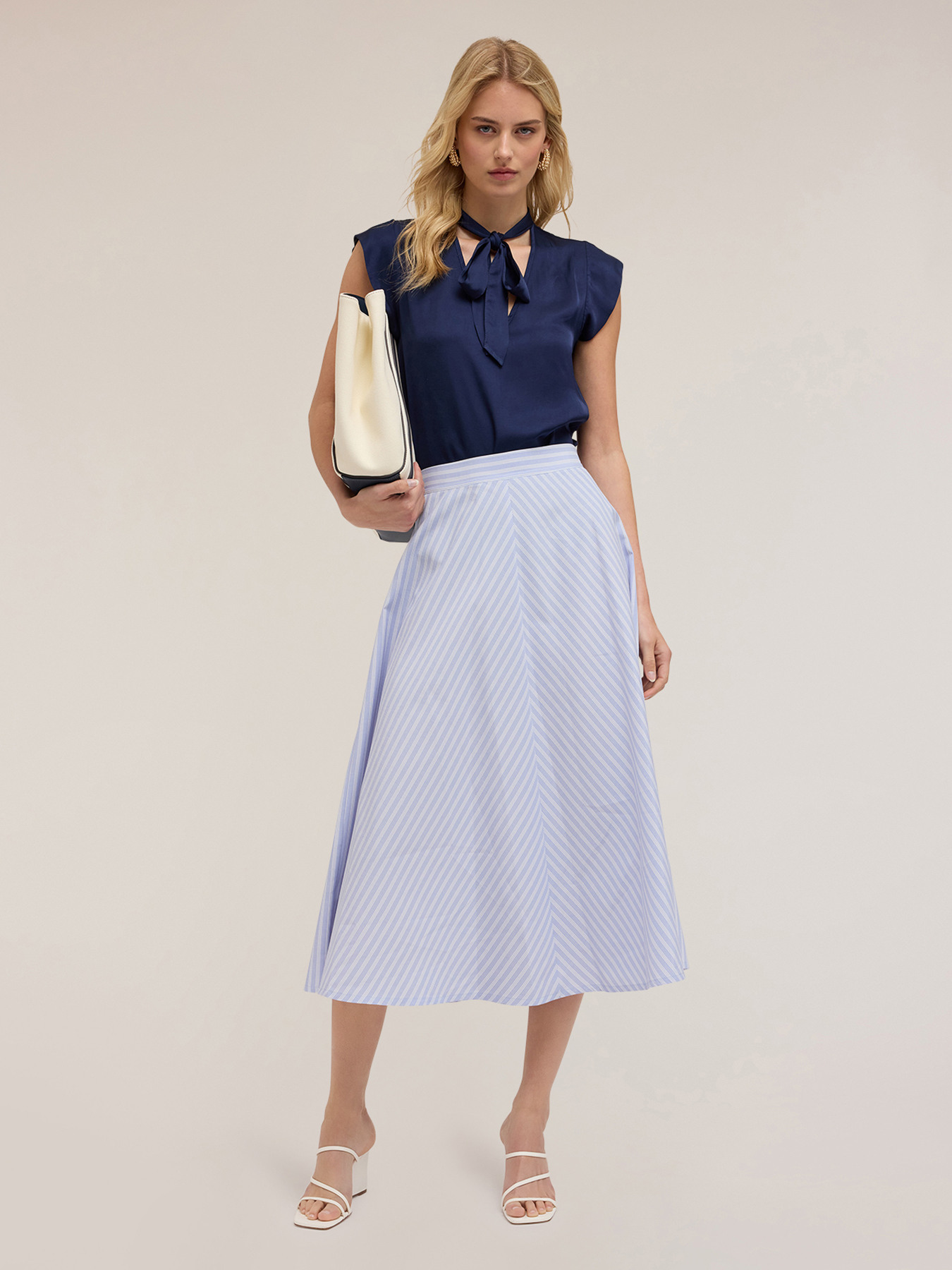 Blusa de sat&eacute;n con lazo image number 1