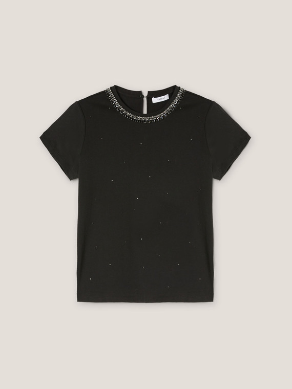 T-shirt over con collana