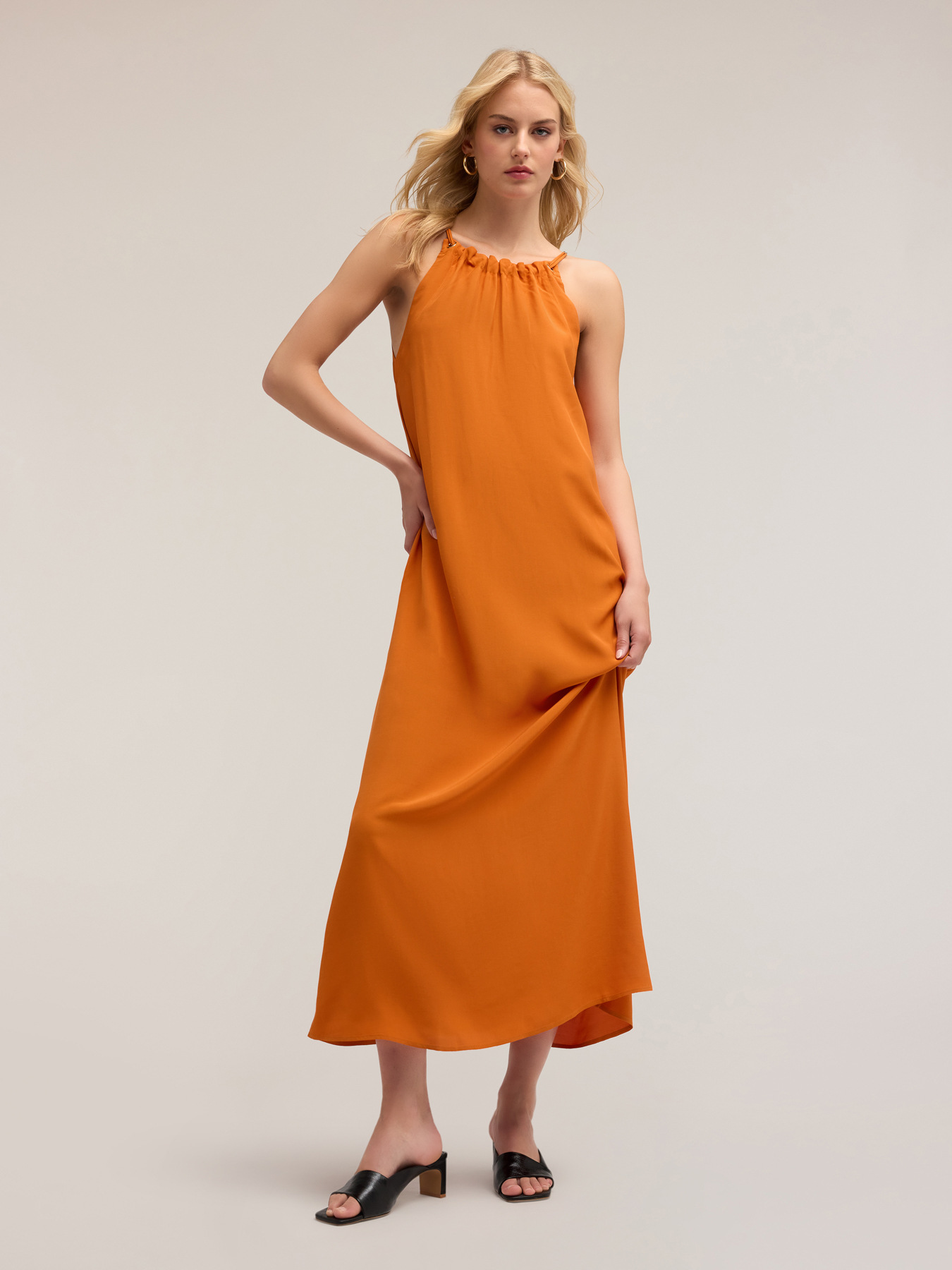 Vestido largo vaporoso con ojales image number 0