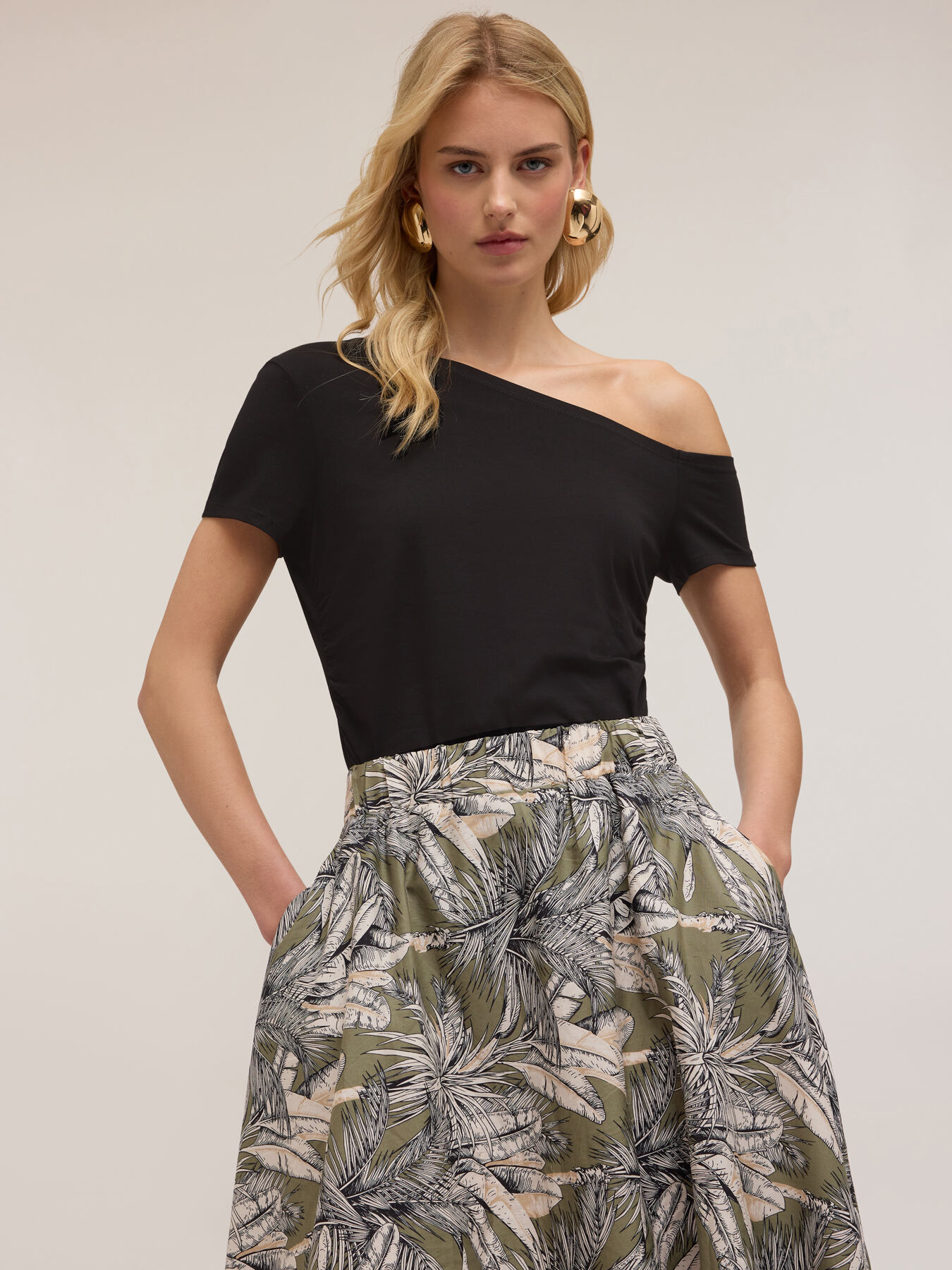 Camiseta con escote asim&eacute;trico image number 2