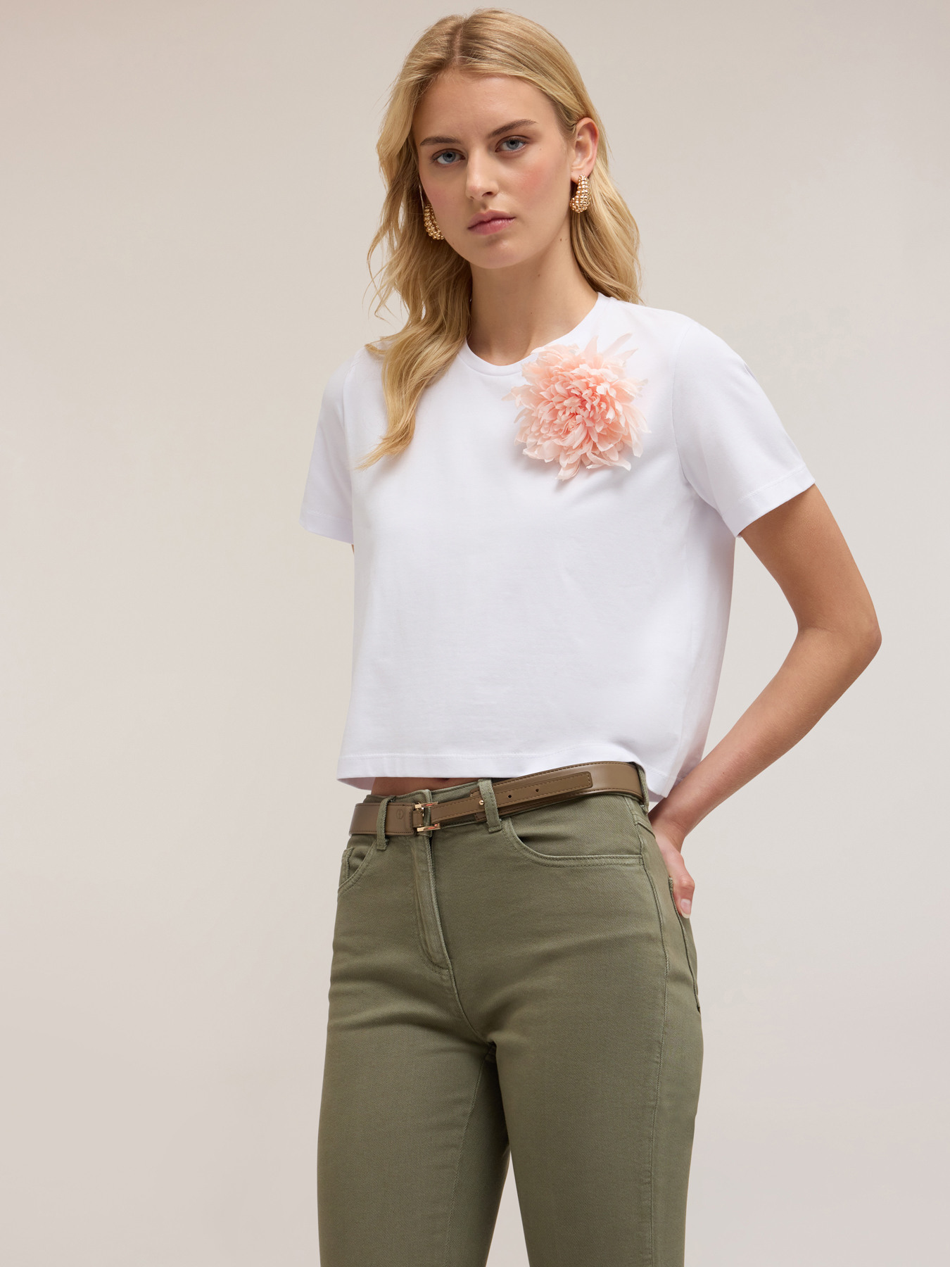 Camiseta boxy con broche de flor image number 2