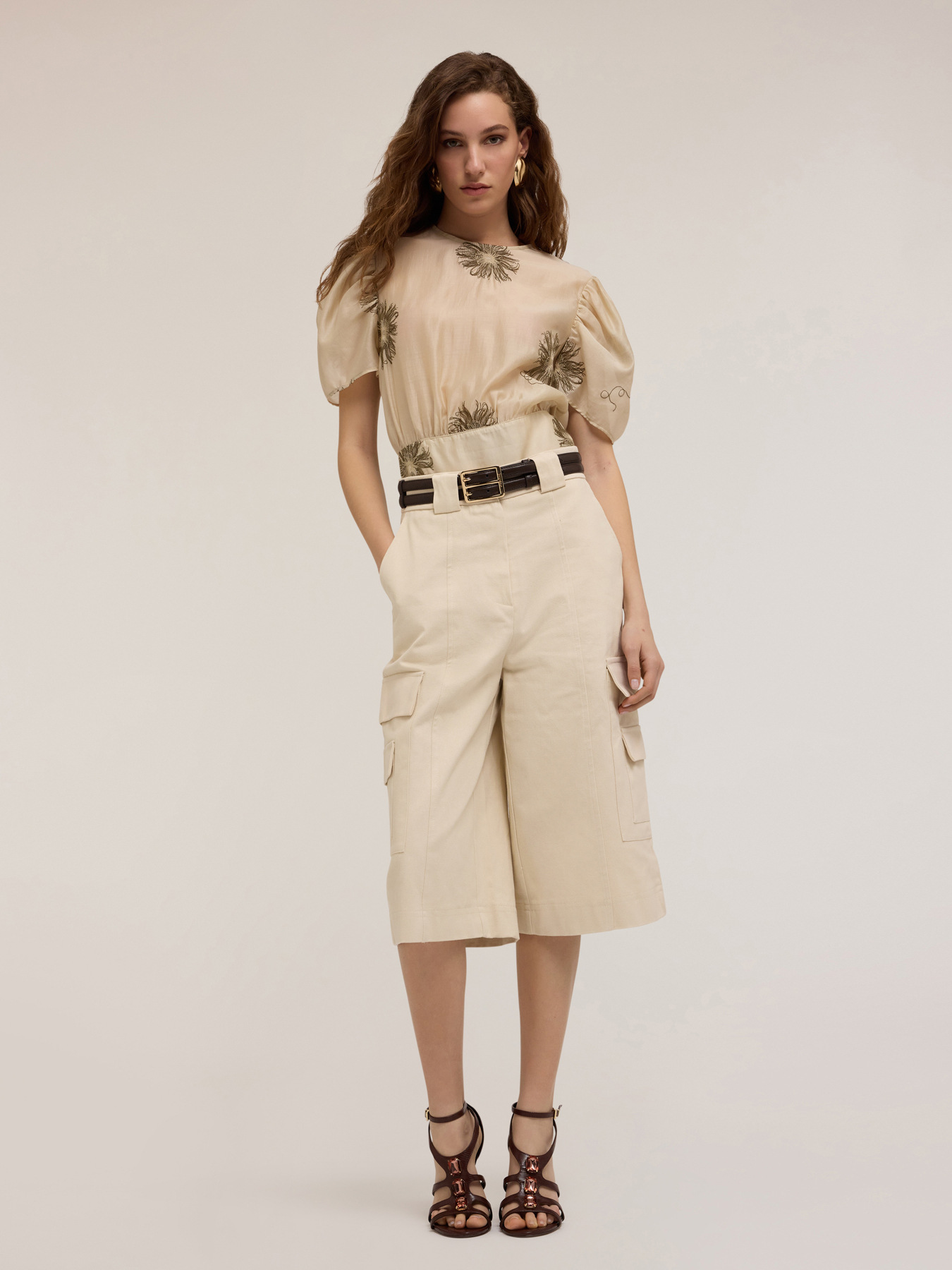 Blusa bordada con mangas de globo image number 0