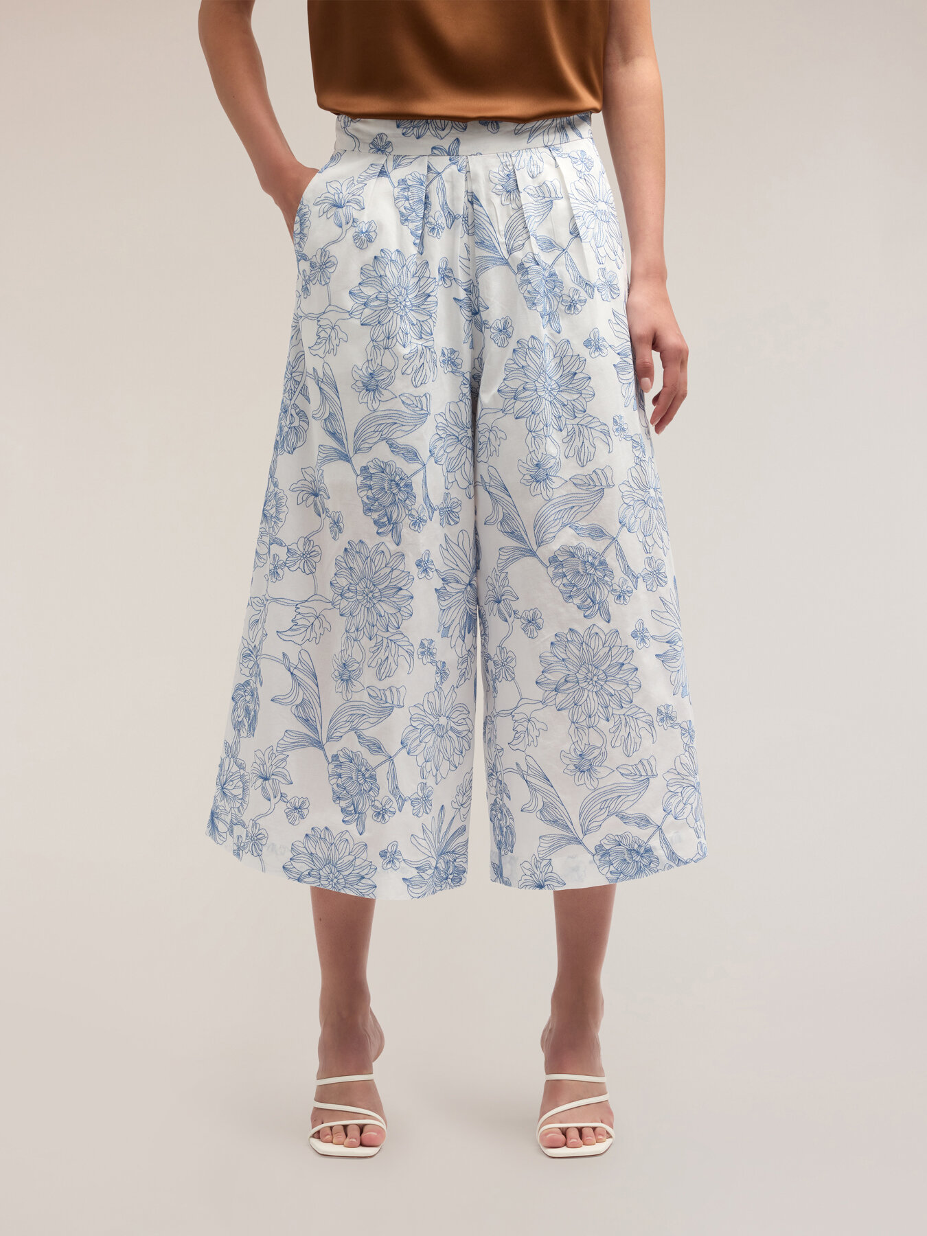 Cropped-Hose aus Baumwolle mit Blumenstickerei image number 3