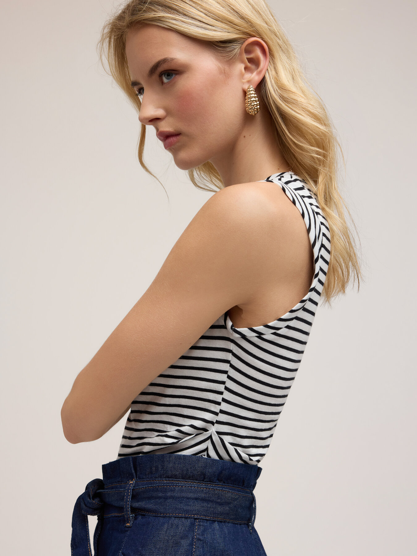 Sleeveless striped top with pleats image number 3