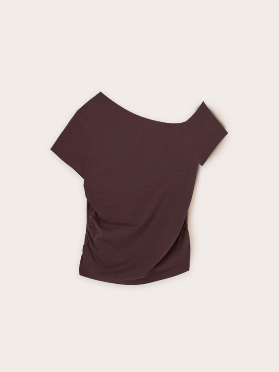 T-shirt con scollo asimmetrico