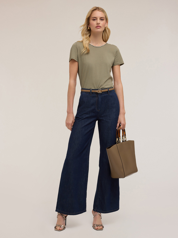 Camiseta con escote en la espalda y piedras