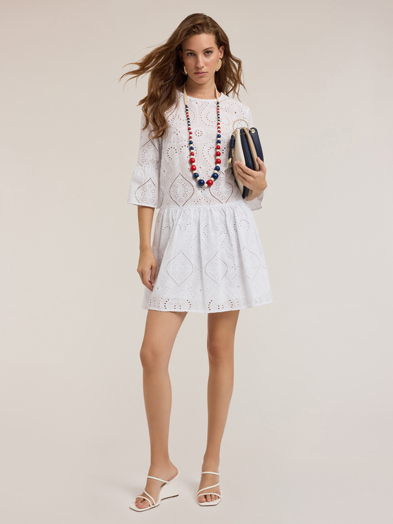 Minivestido con volantes de bordado ingl&eacute;s