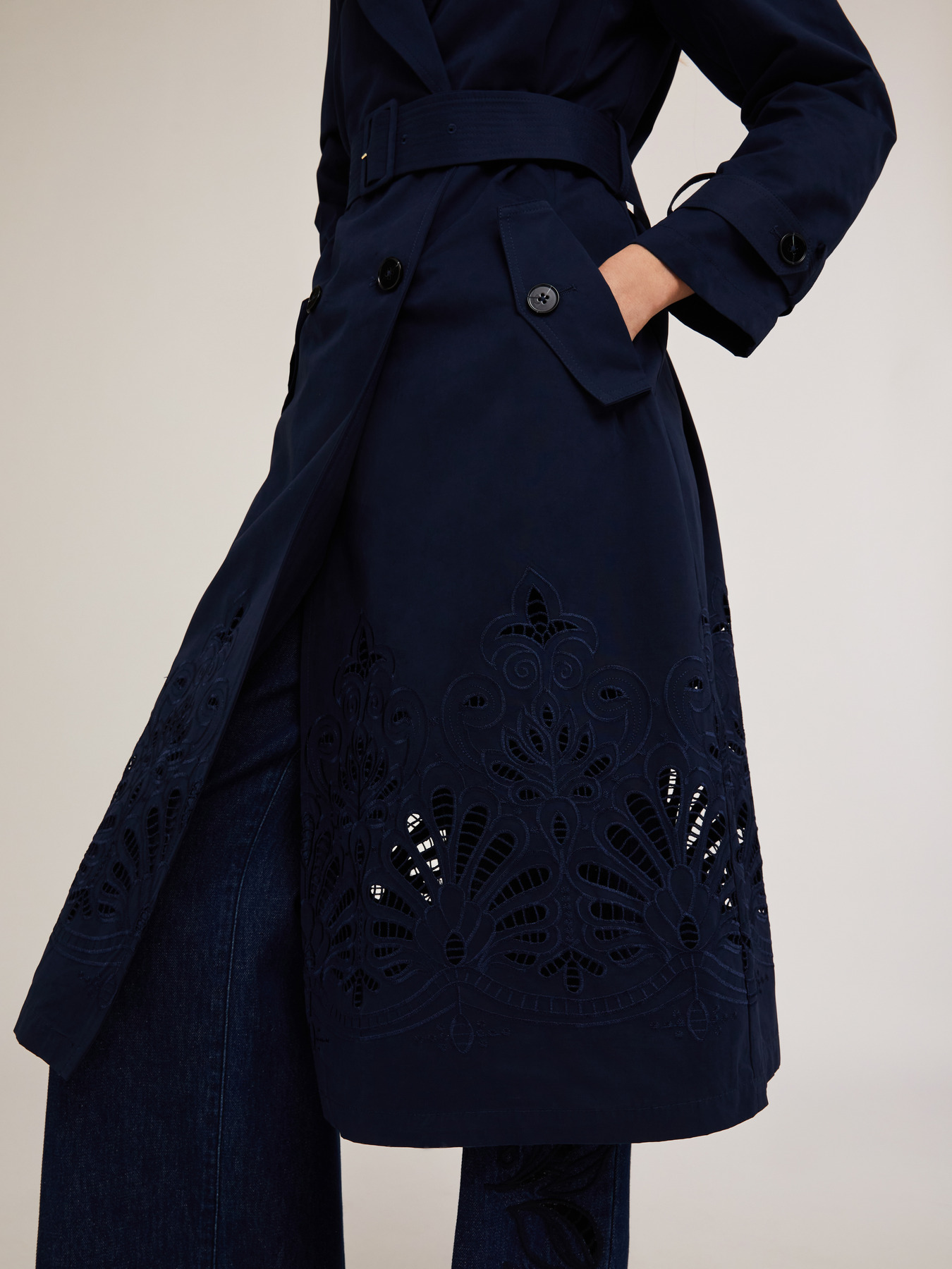 Zweireihiger Trenchcoat aus technischem Gewebe mit Stickerei image number 3