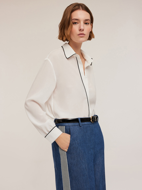 Camicia con piping e spacco posteriore