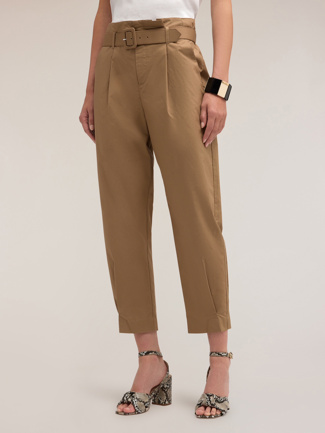 Pantalones chinos barrel leg image number 2