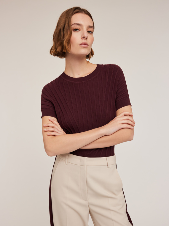 Maglia a coste tridimensionali maniche corte