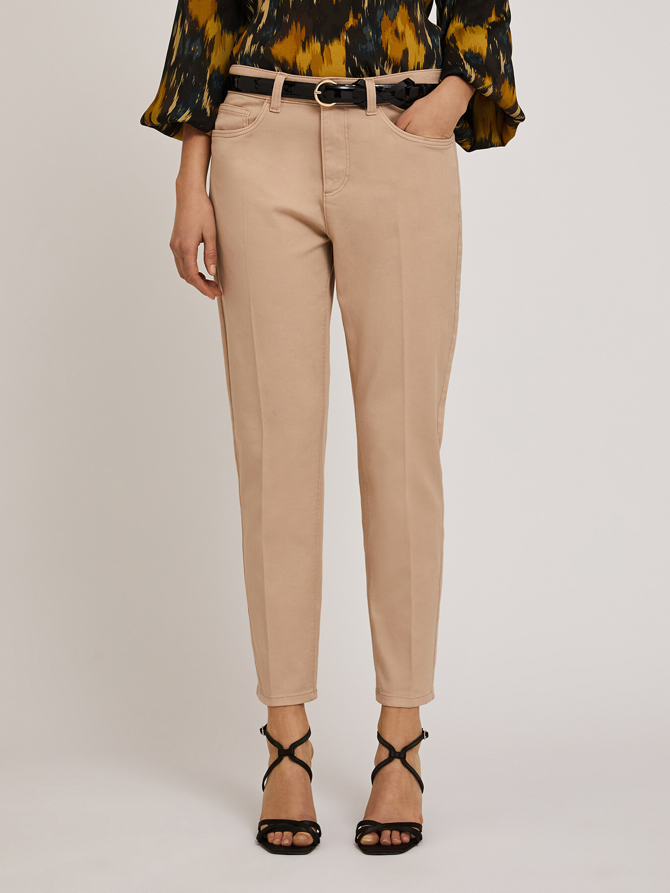 Pantal&oacute;n modelo carrot Rianne de algod&oacute;n image number 2