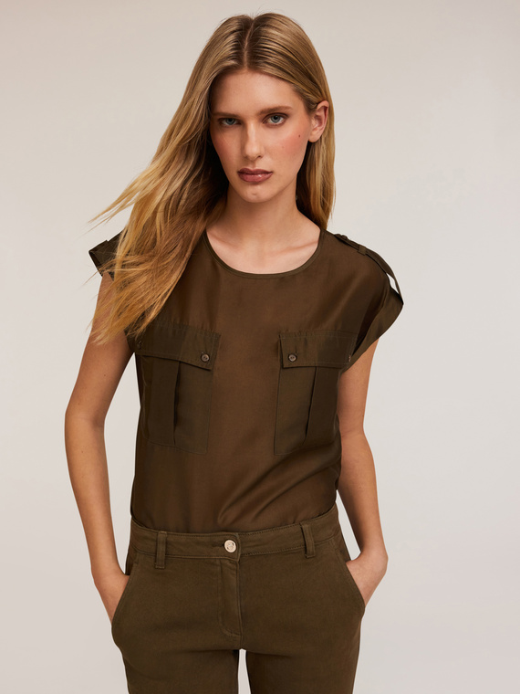 Blusa con tasche effetto satin