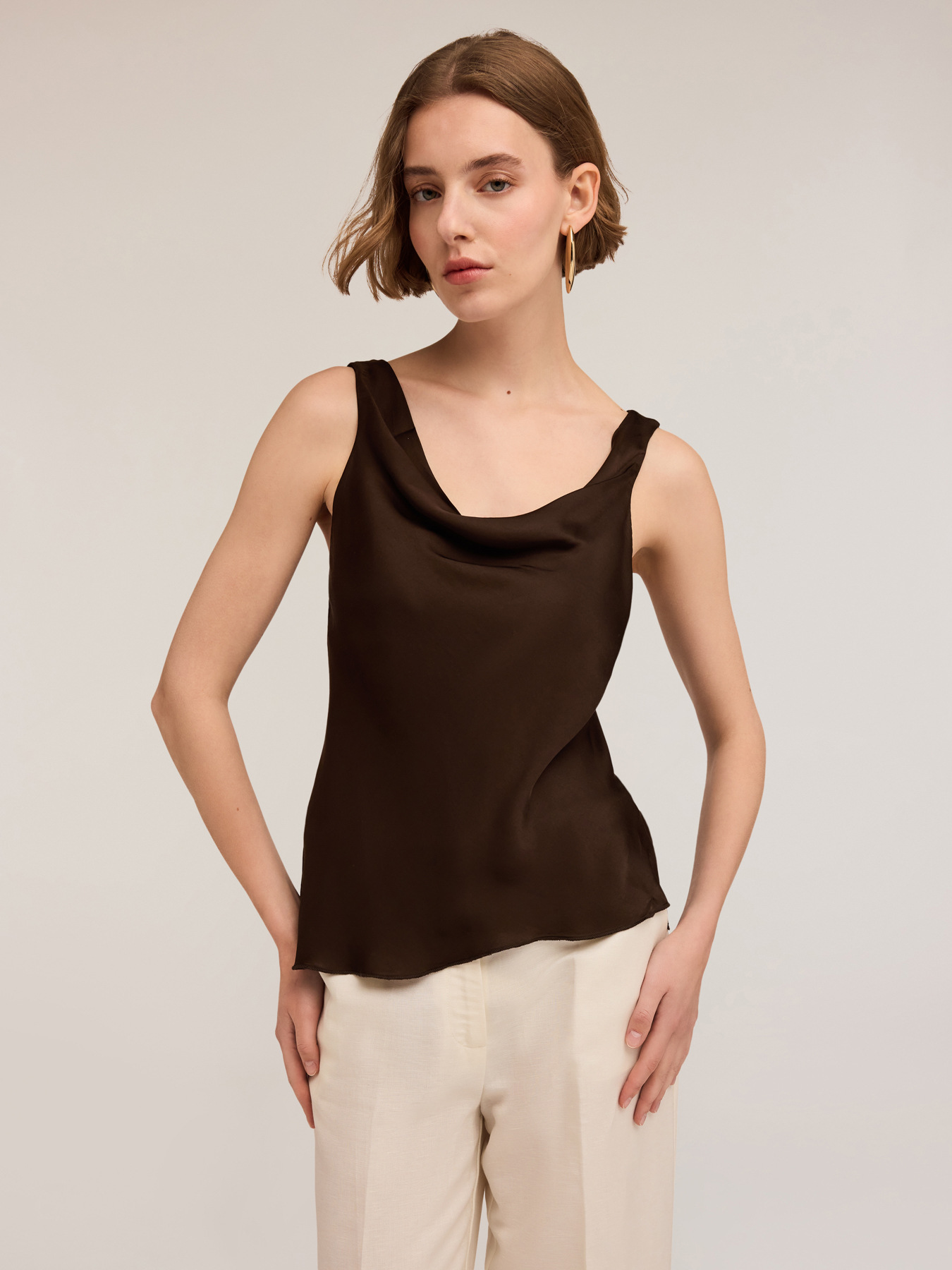 Top de raso con escote suave image number 3