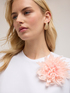 Camiseta boxy con broche de flor image number 3