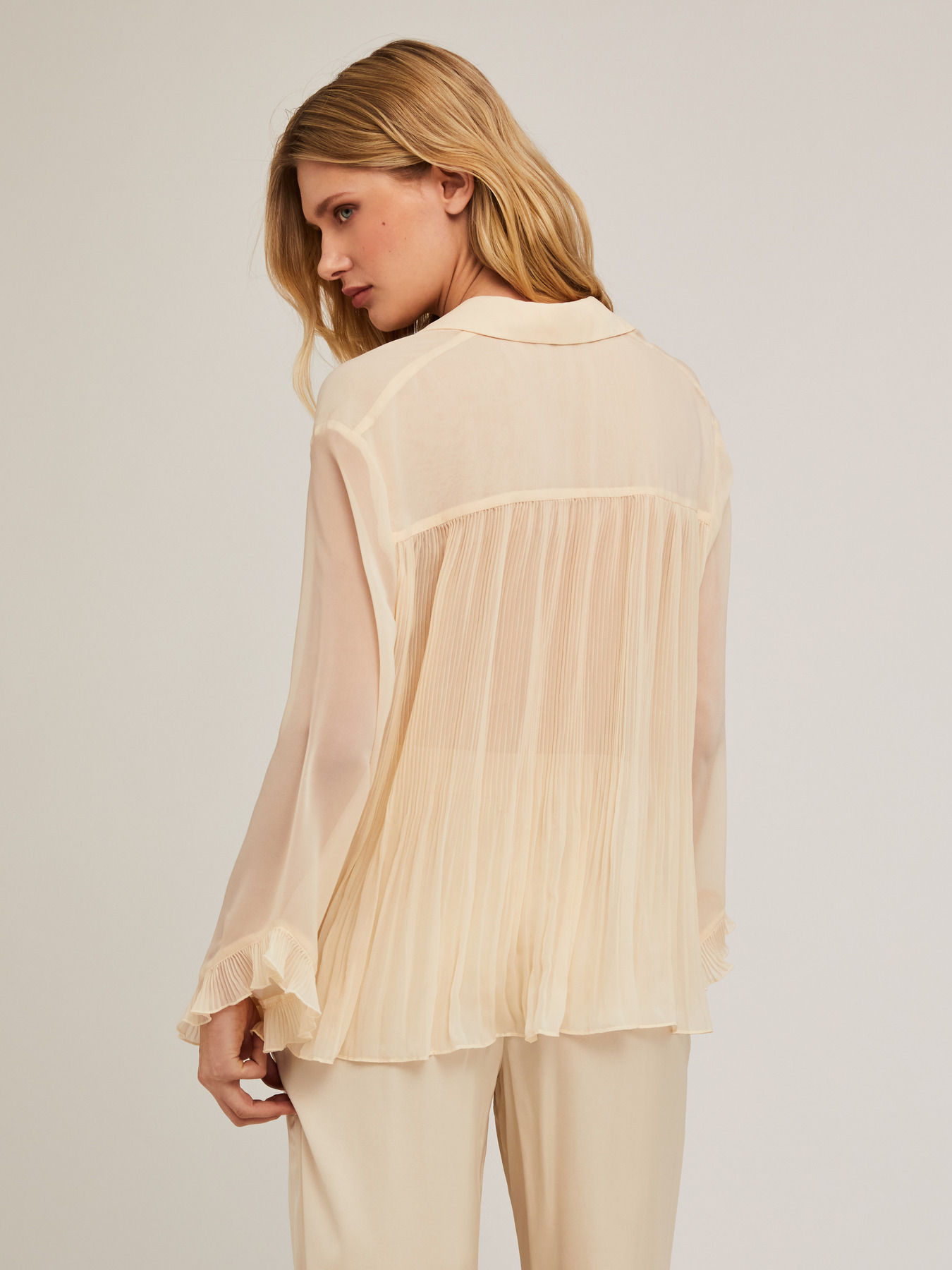 Camicia in georgette con dettaglio pliss&eacute; posteriore image number 1