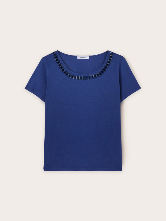 Camiseta con escote bordado