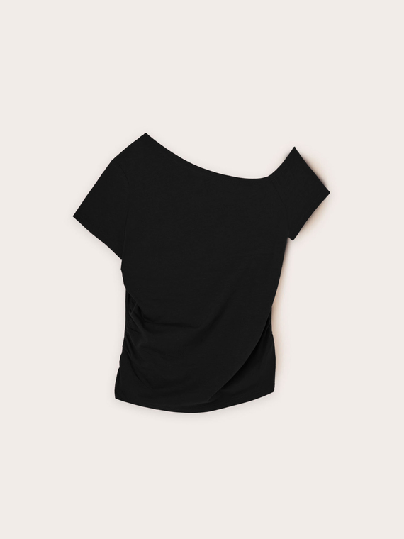Camiseta con escote asim&eacute;trico