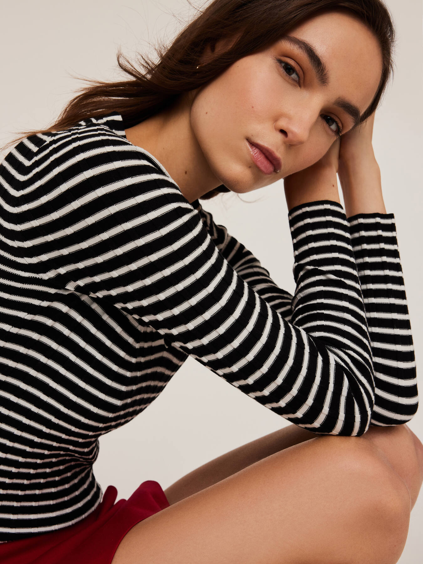 Su&eacute;ter de canal&eacute; tridimensional con escote de pico image number 2