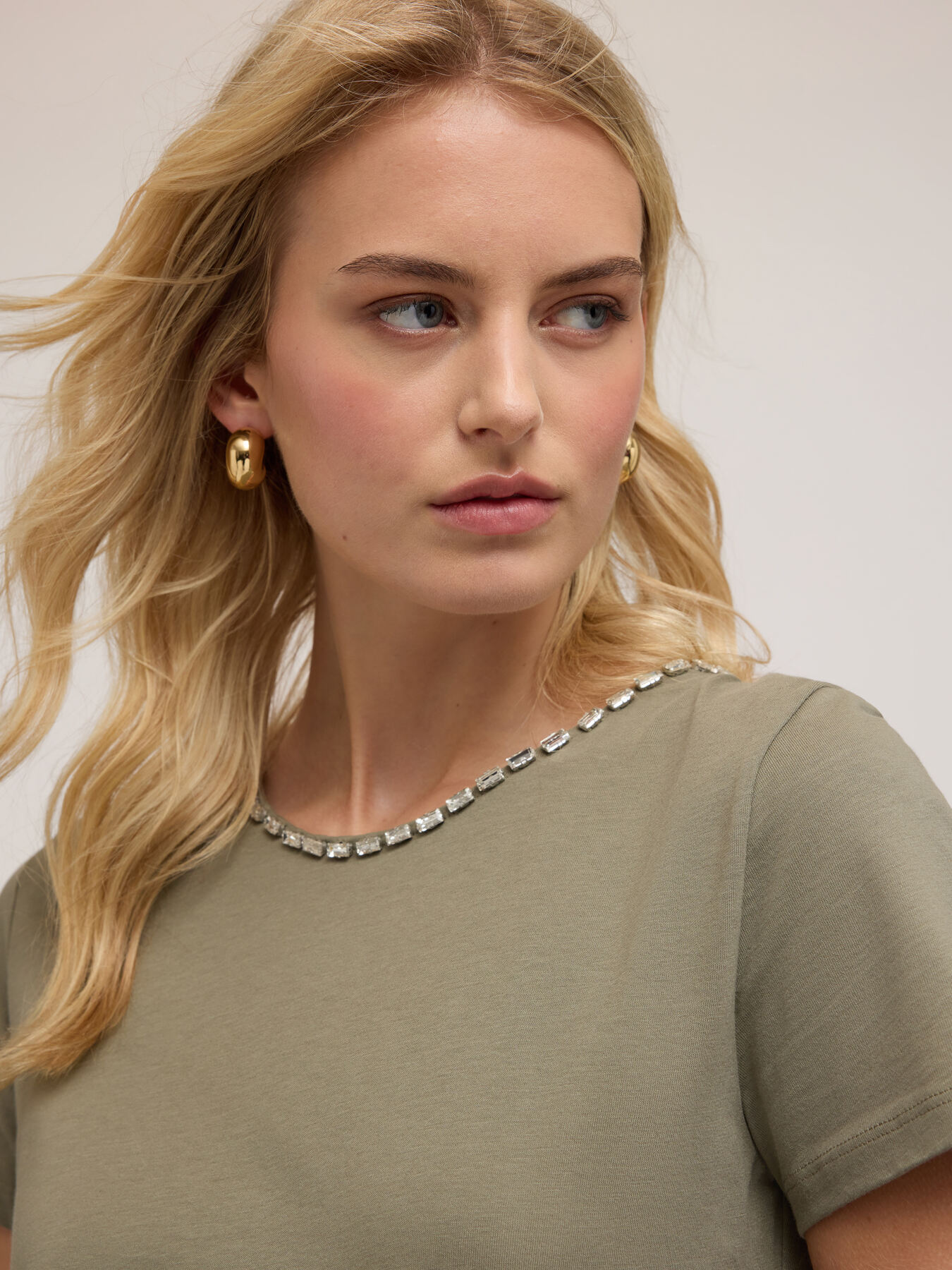 Camiseta con escote en la espalda y piedras image number 3