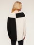 Zweifarbiger Pullover mit weitem Kragen image number 1