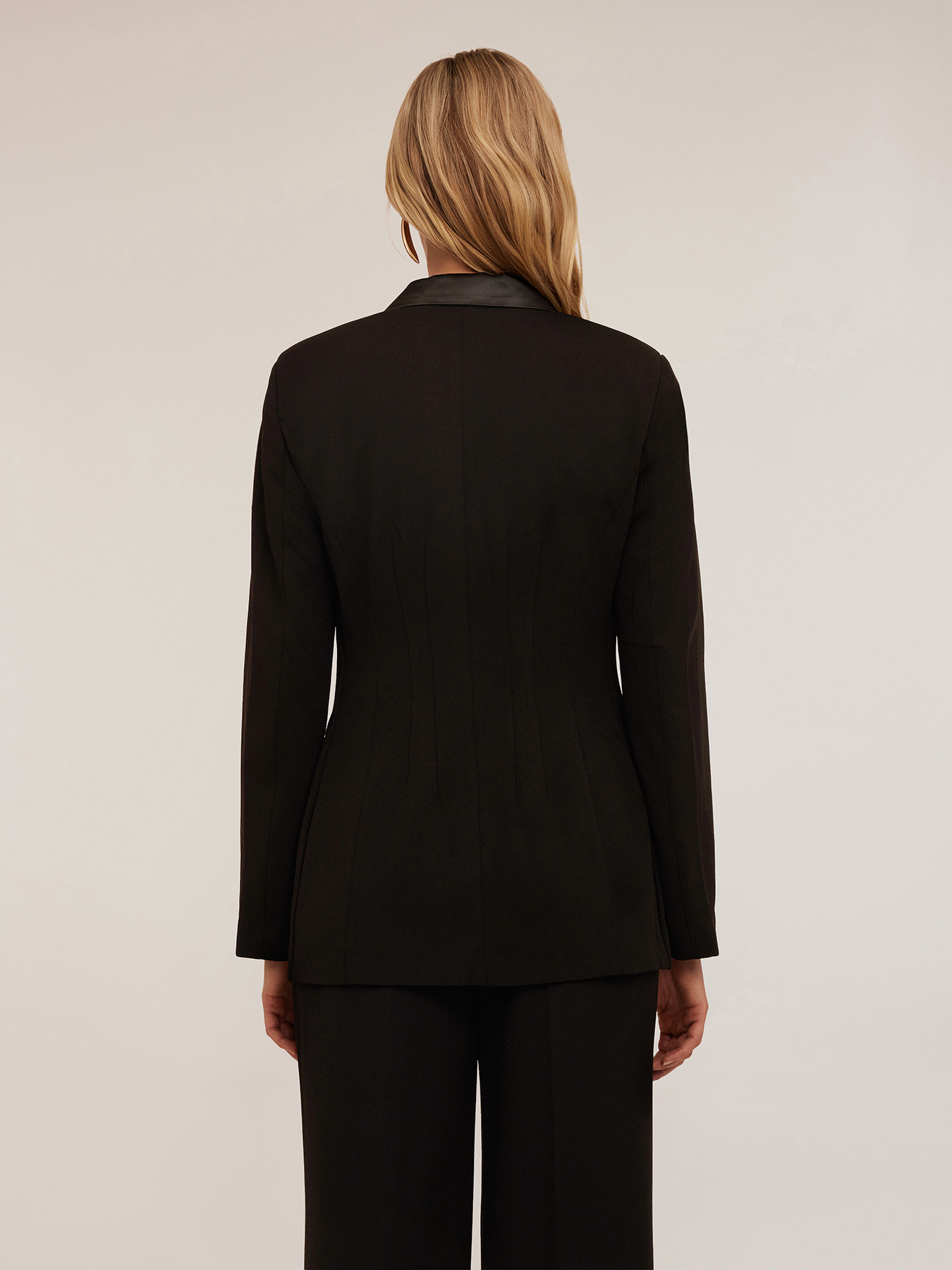 Chaqueta con botonadura simple y aplicaciones de raso image number 1