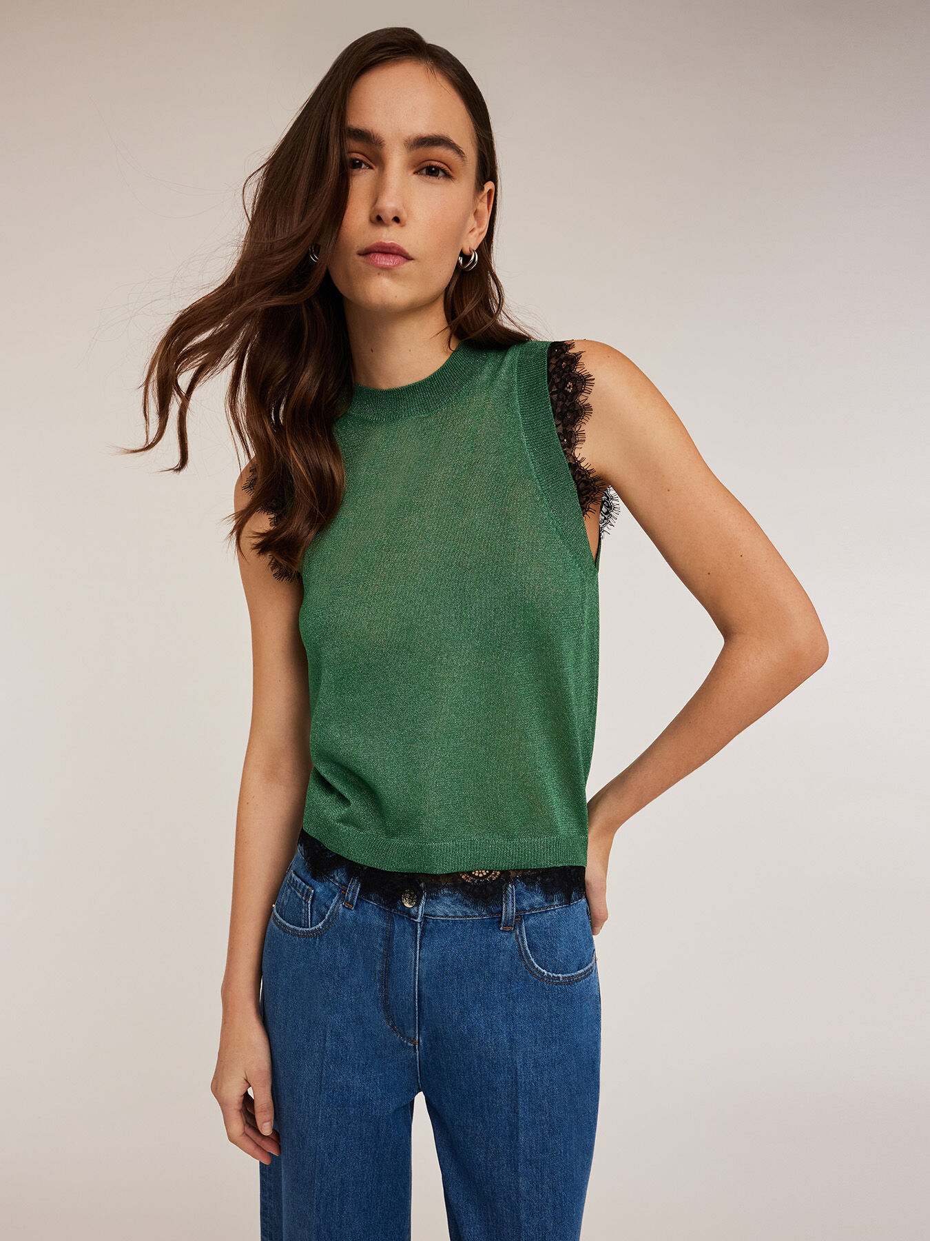 Top de punto con borde de encaje image number 2