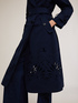 Zweireihiger Trenchcoat aus technischem Gewebe mit Stickerei image number 3