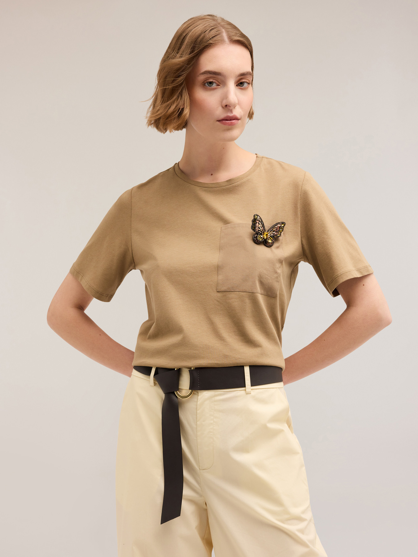 Camiseta con broche en forma de mariposa image number 3