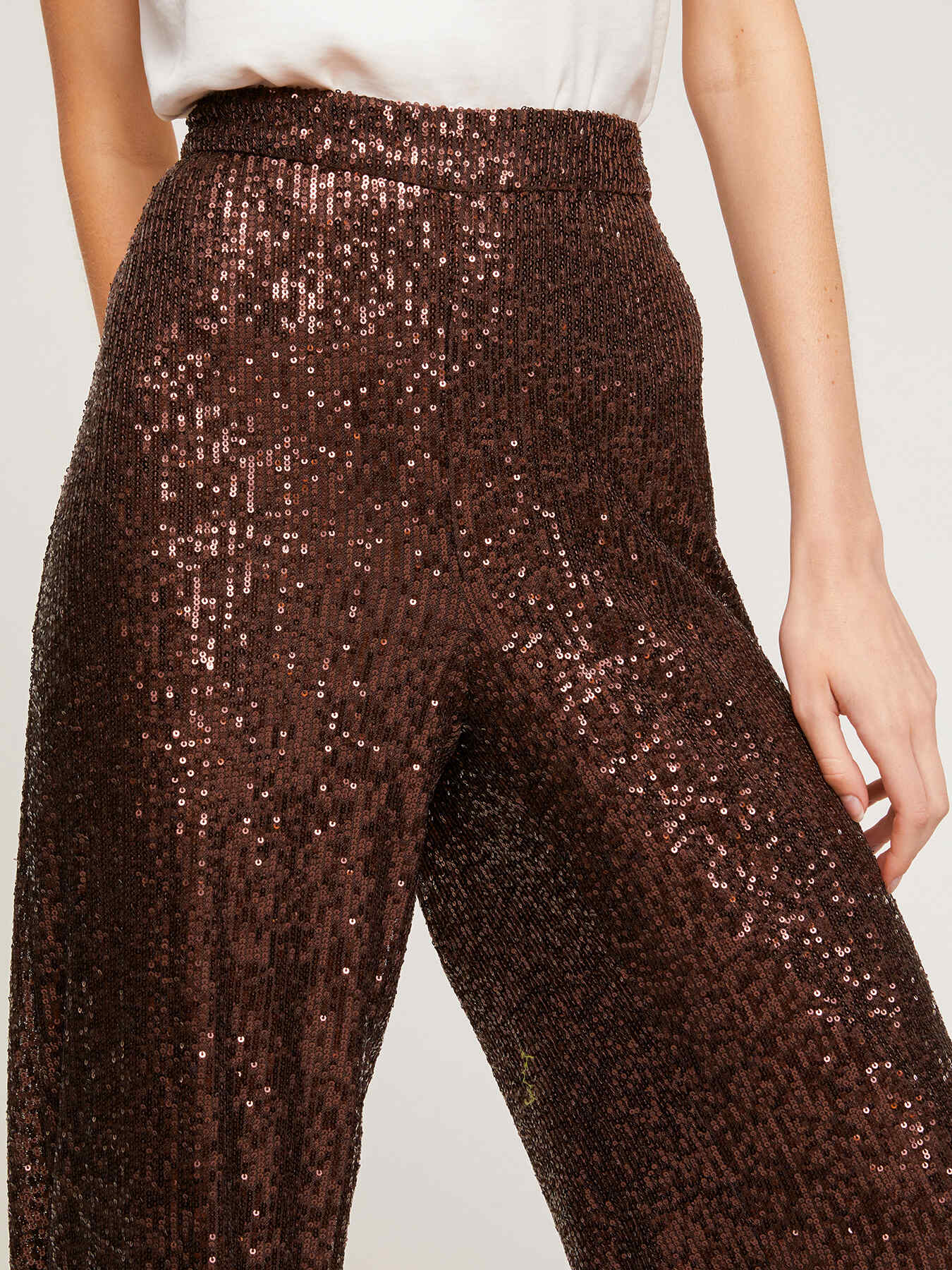 Pantalon large enti&egrave;rement recouvert de paillettes image number 2