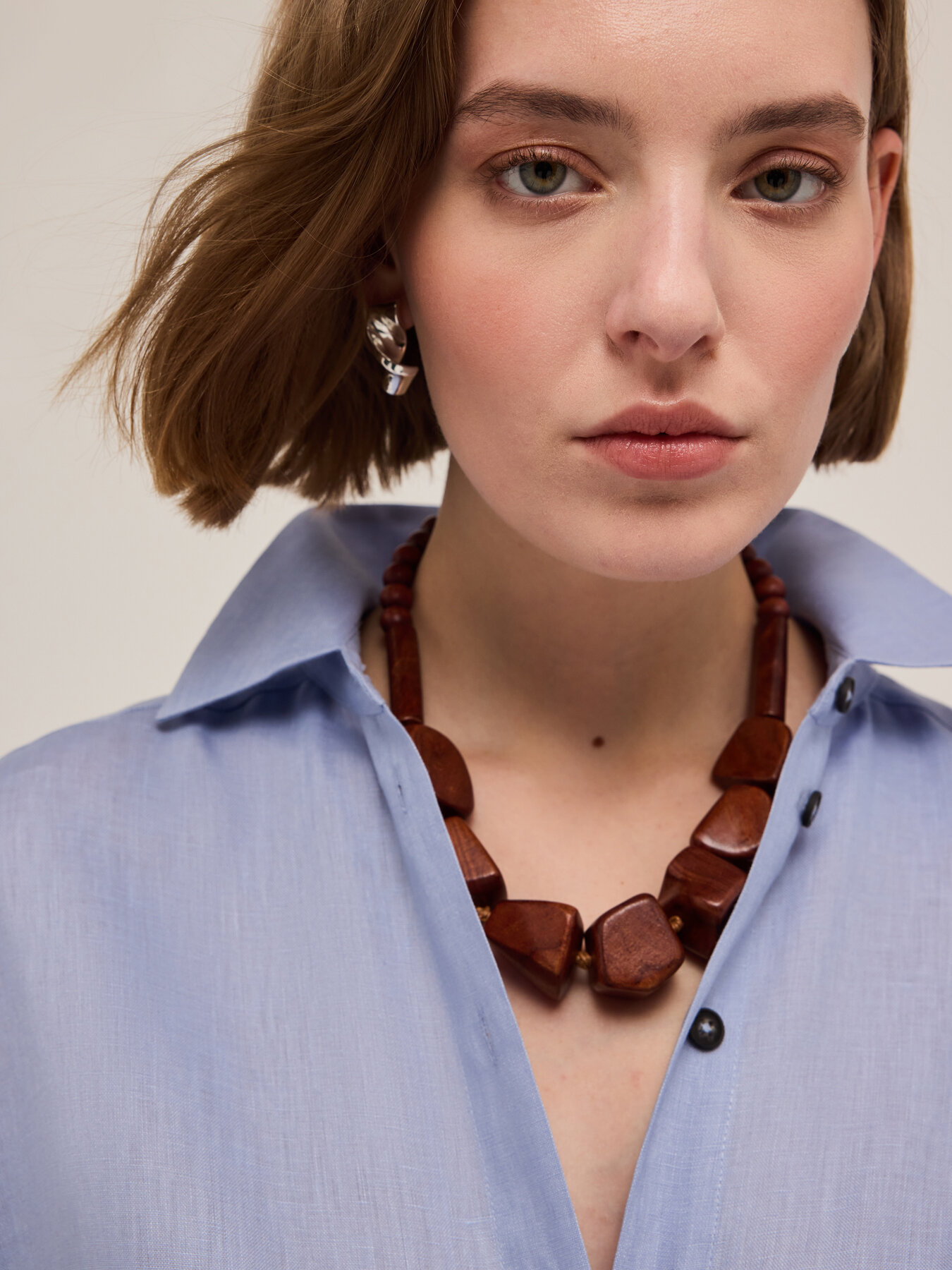 Collana girocollo con perline in legno image number 0