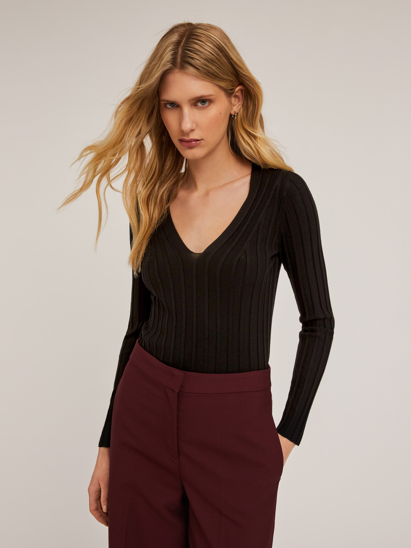 3D rib knit sweater with V-neck image number 2