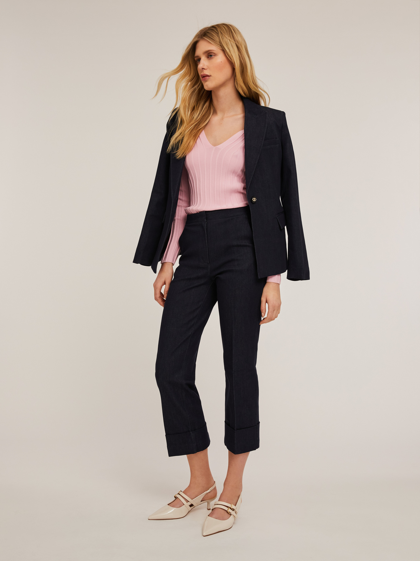 Maglia a coste tridimensionali scollo a v image number 3