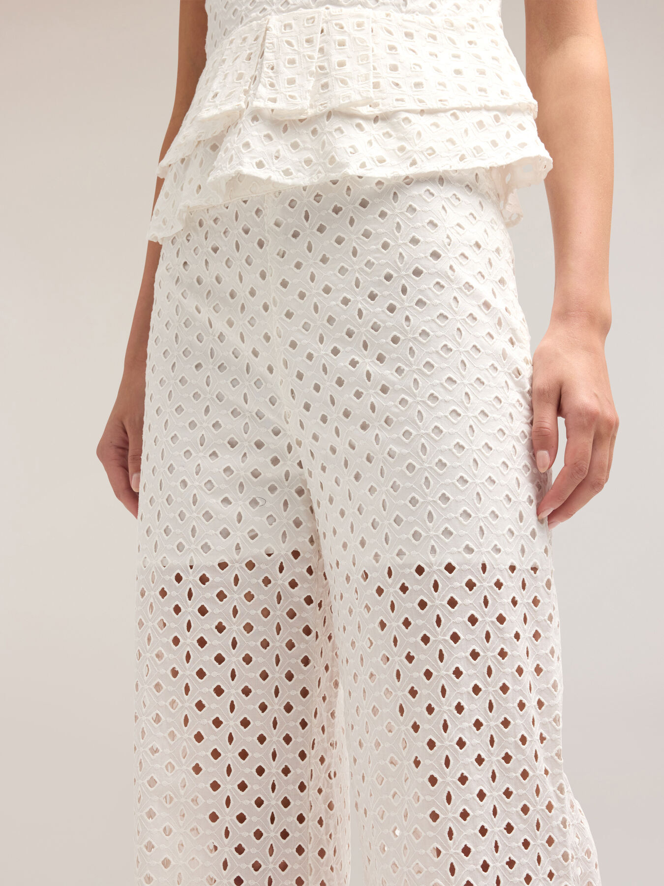 Pantalon large en broderie anglaise image number 3