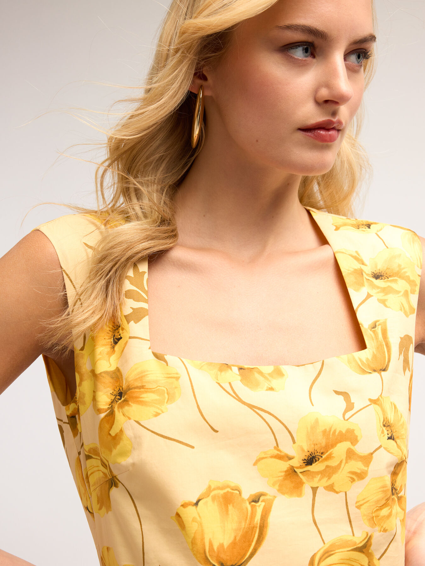 Mini dress in floral pattern poplin image number 3