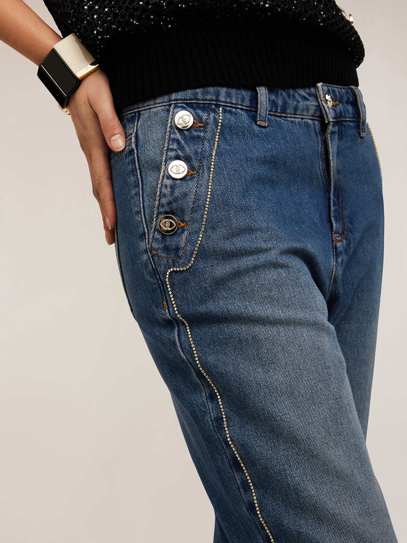 Jean avec d&eacute;tail de boutons et cha&icirc;ne m&eacute;tallique image number 3