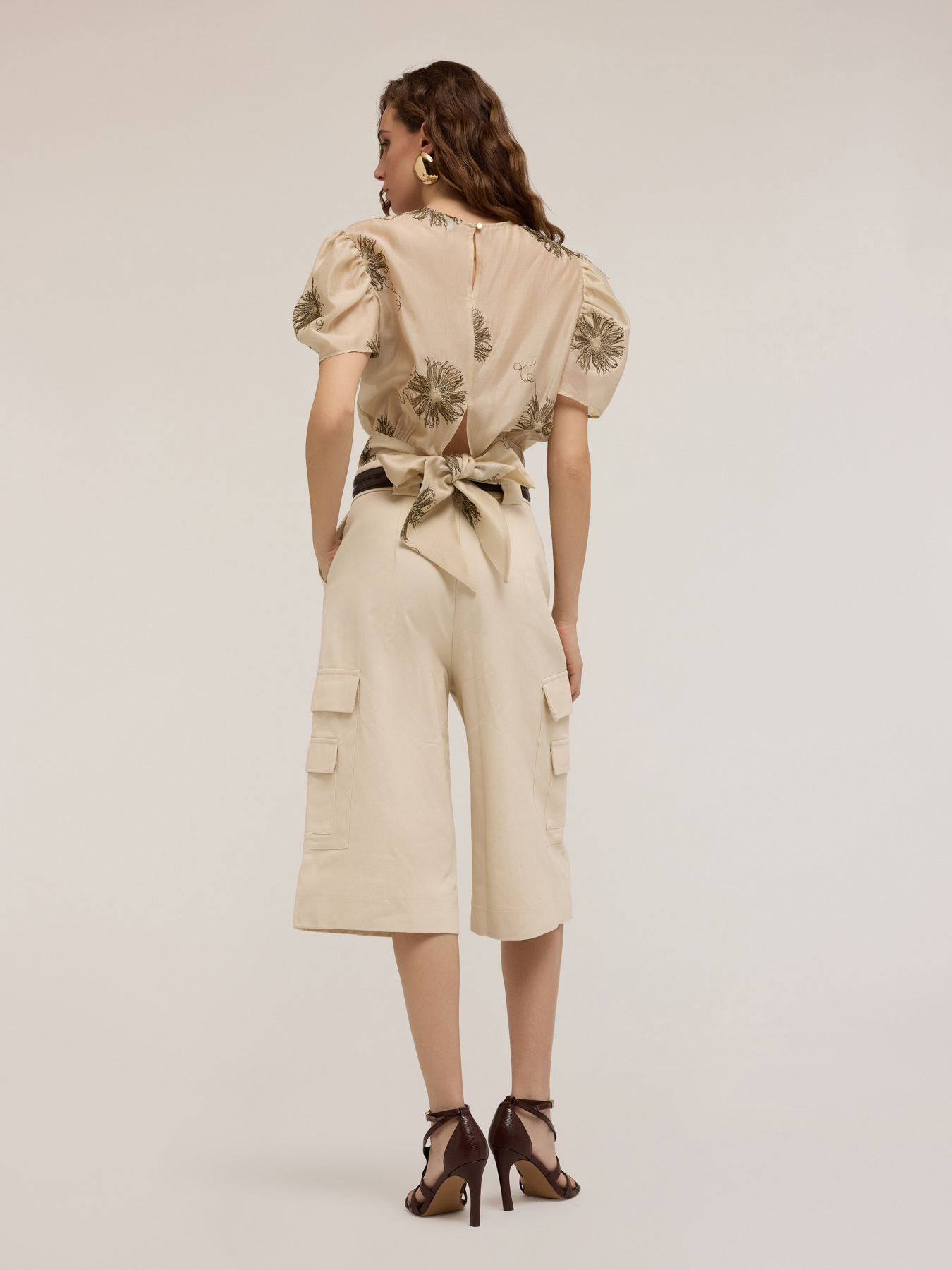 Blusa bordada con mangas de globo image number 1