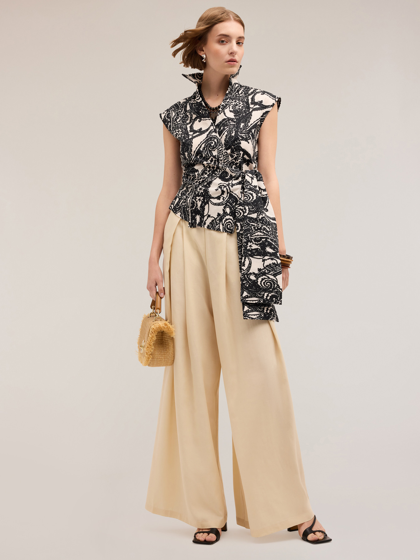 Pantalones con pliegues planos en mezcla de lino image number 2