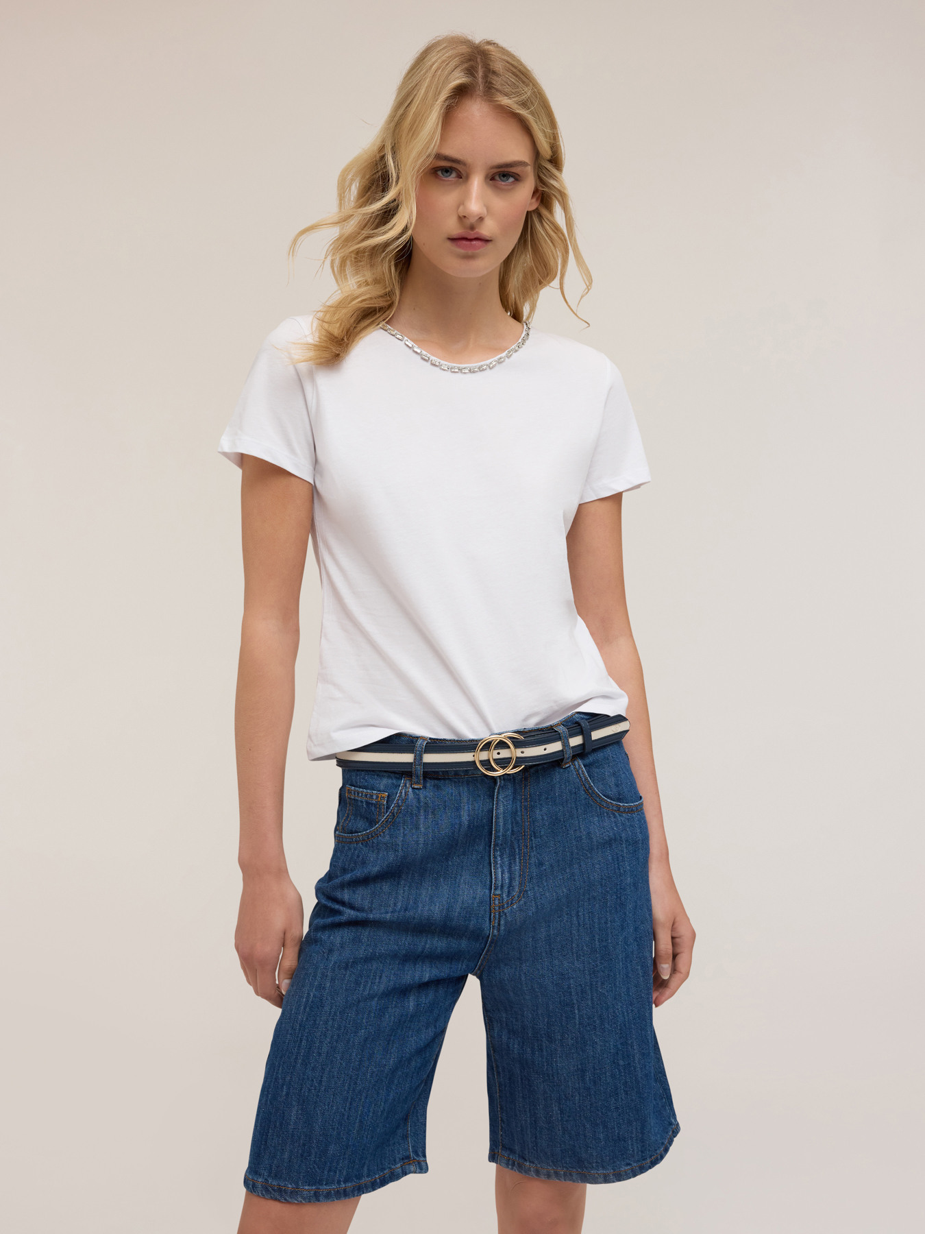 Camiseta con escote en la espalda y piedras image number 2