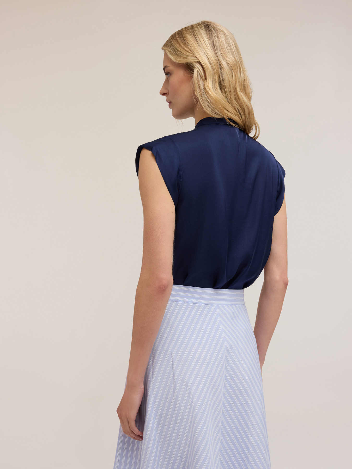 Blusa de sat&eacute;n con lazo image number 2