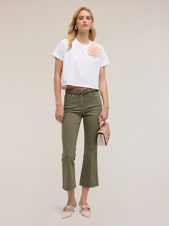 T-shirt boxy con spilla a fiore