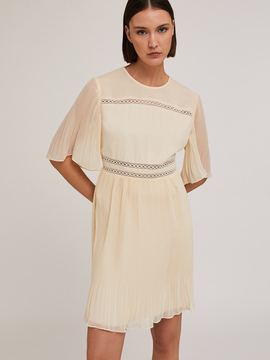 Robe brod&eacute;e avec d&eacute;tails pliss&eacute;s