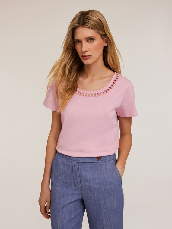T-shirt con scollatura ricamata