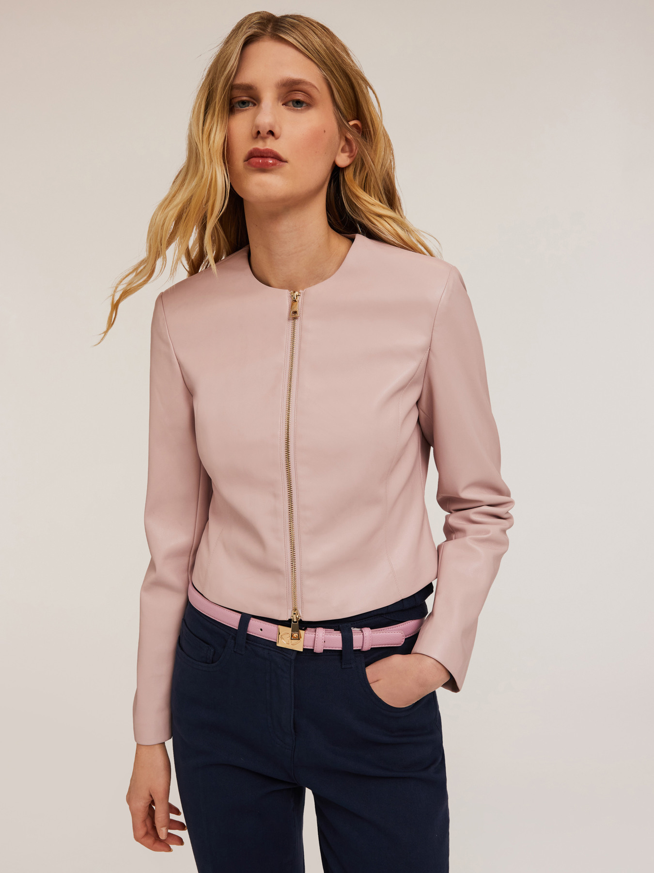 Kragenlose Blousonjacke aus beschichtetem Stoff image number 2