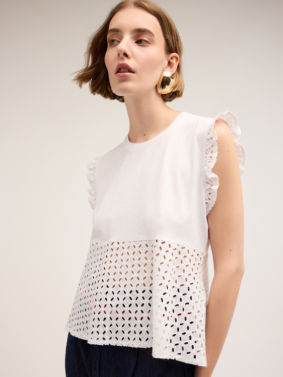 T-shirt smanicata con inserto in sangallo