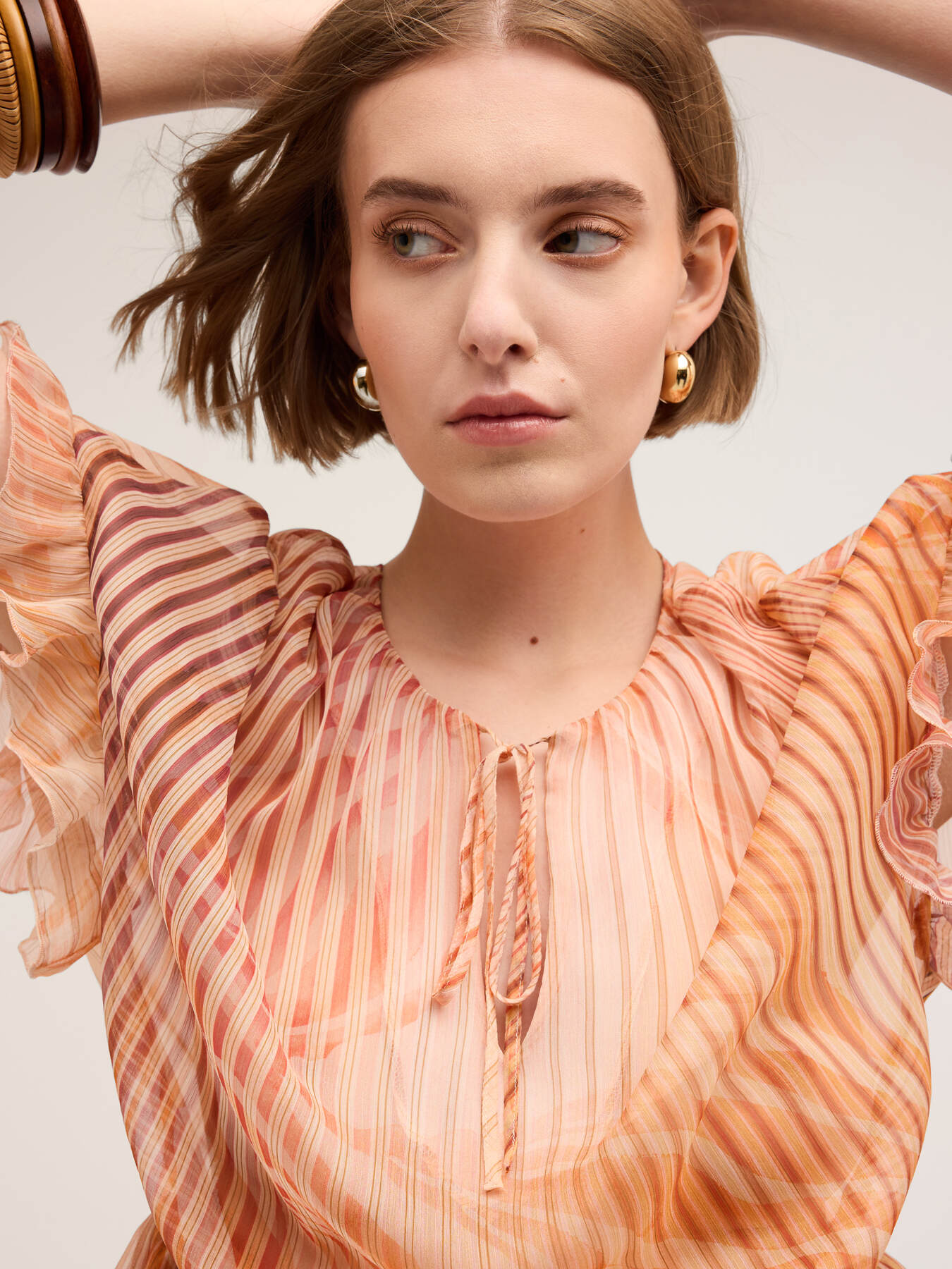 Blusa estampada con volante image number 2