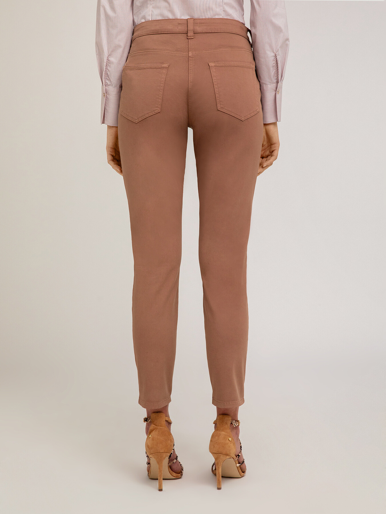 Pantalon regular avec des boutons m&eacute;talliques image number 1