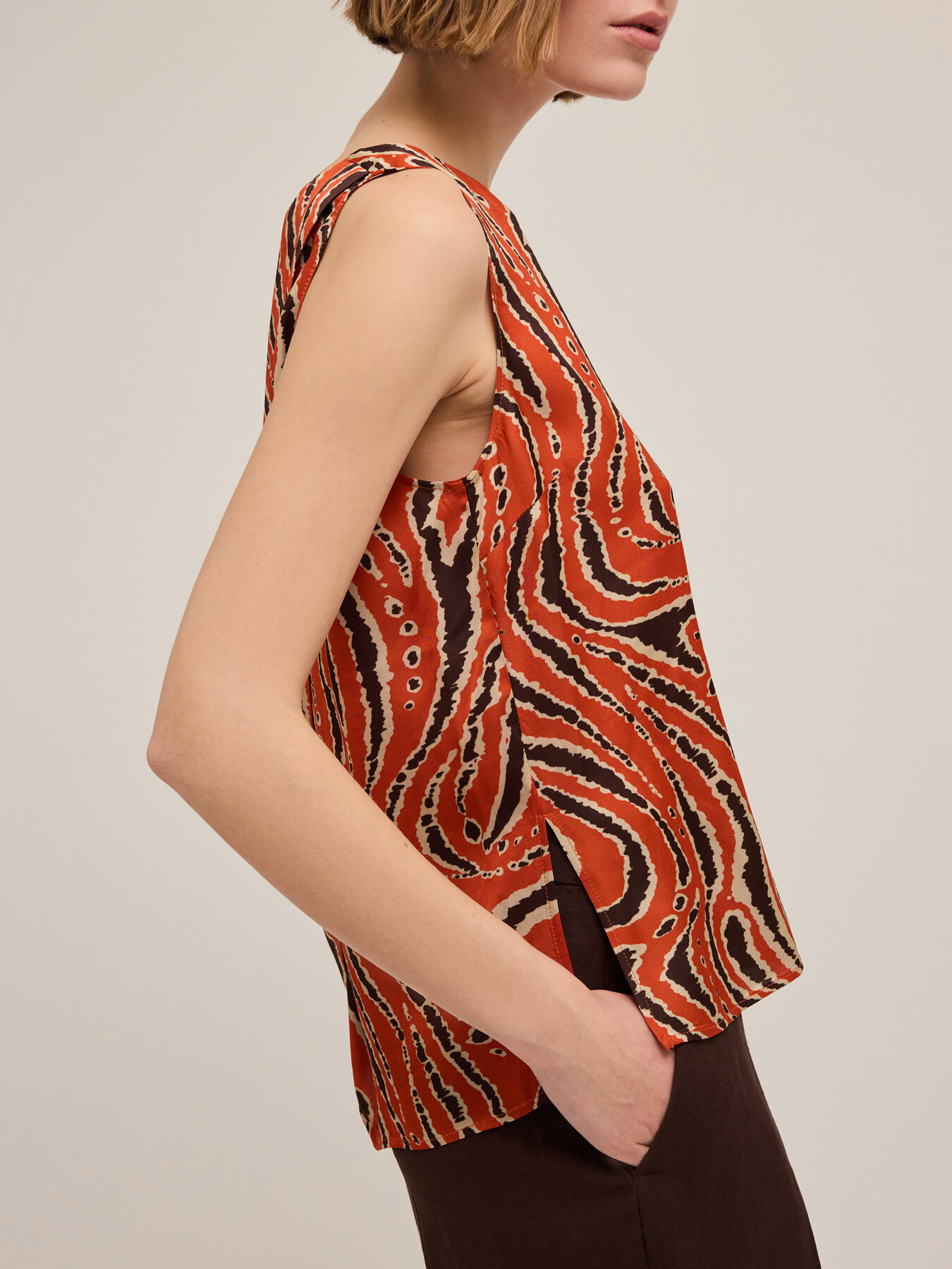 Top fluido stampato con spacco posteriore image number 3